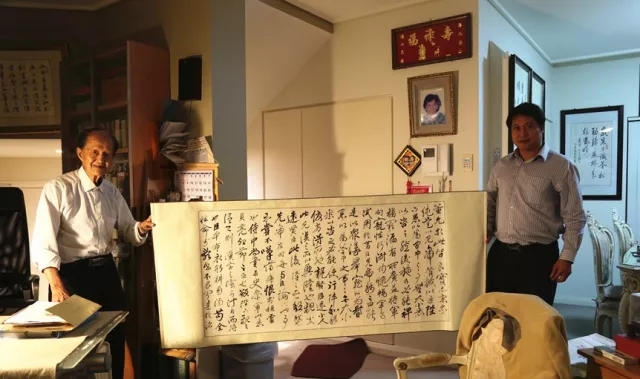 黄庆辉校友展示他的书法作品